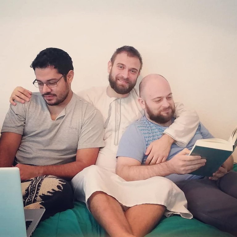 Will, Mateusz y Krzysztof tienen una relación gay poliamorosa