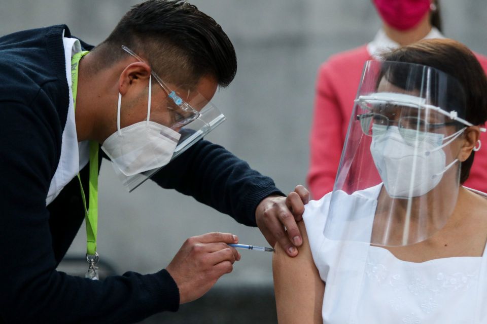 aplicación de vacuna para la COVID-19 en México