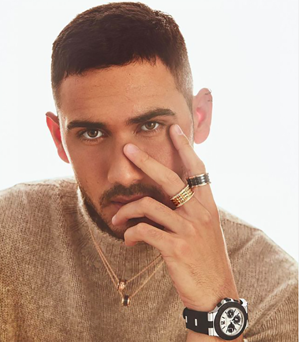 Actor Alejandro Speitzer gay