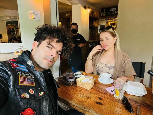 actor con su pareja Sandra Itzel
