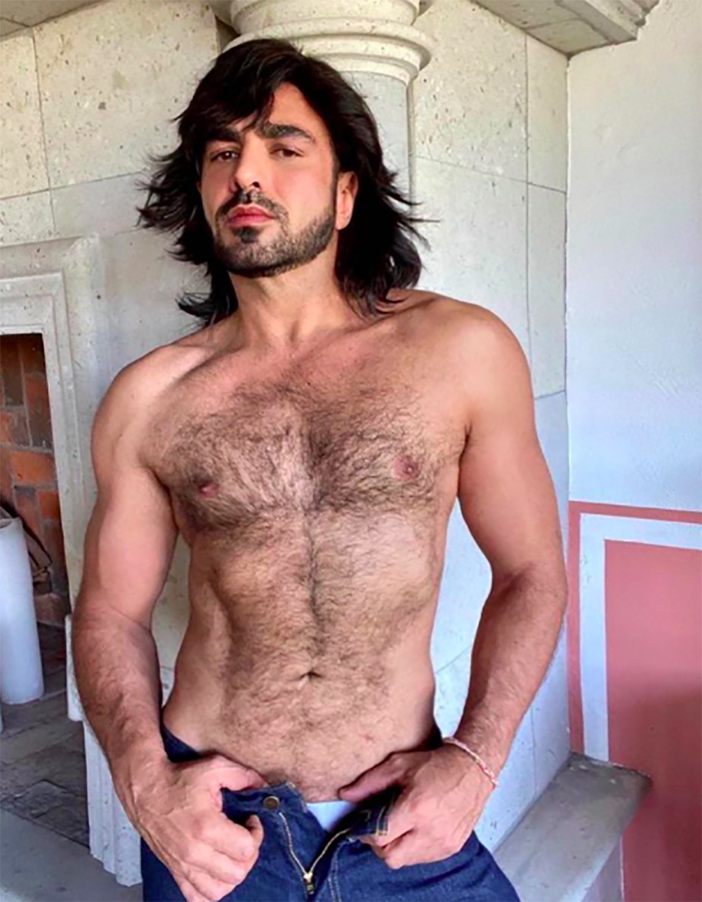 Ariel Miramontes son camisa