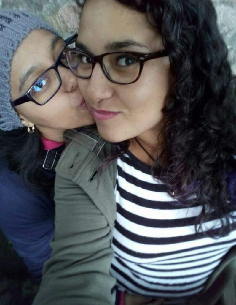 Beso entre Diana y Montse