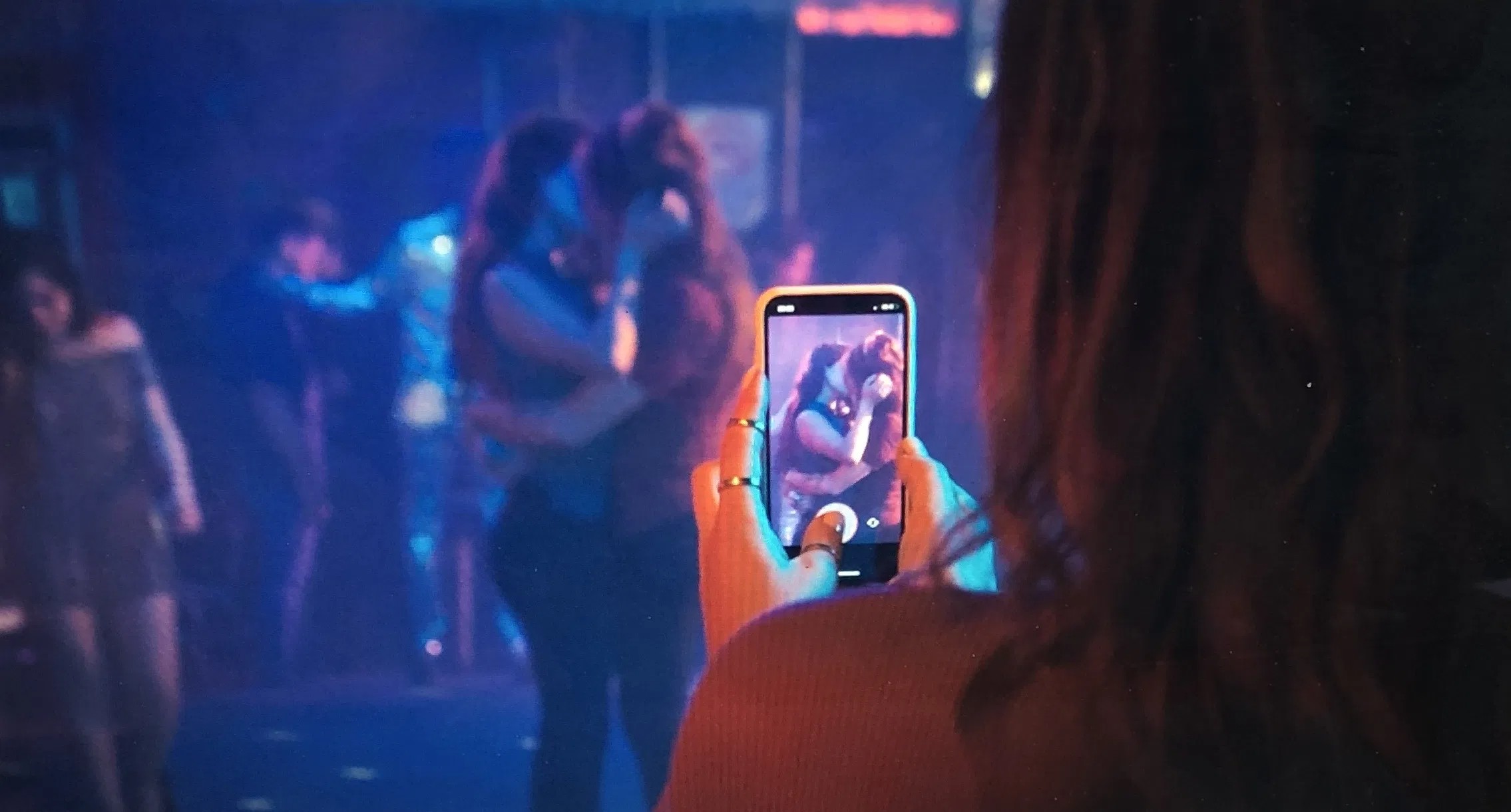 Censura a beso lésbico en Cindy la regia