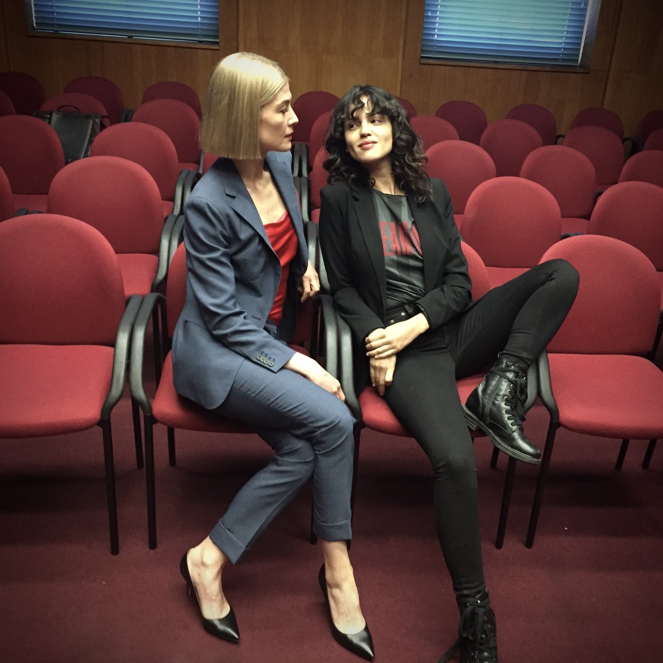 Eiza González con Rosamund Pike