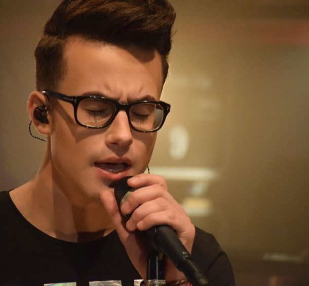 Johnny Sky es otro de los músicos gays guapachosos