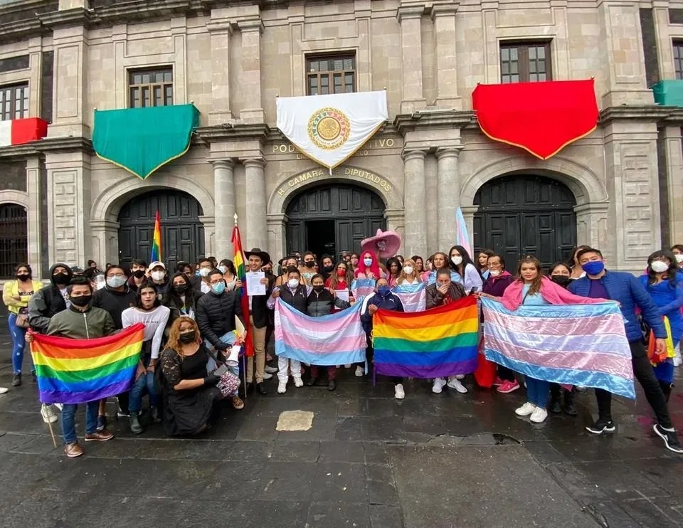 Las parejas LGBT+ necesitan amparo para casarse en Edomex