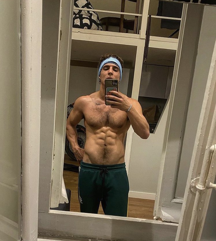 Miguel Herrán fans foto sin camisa