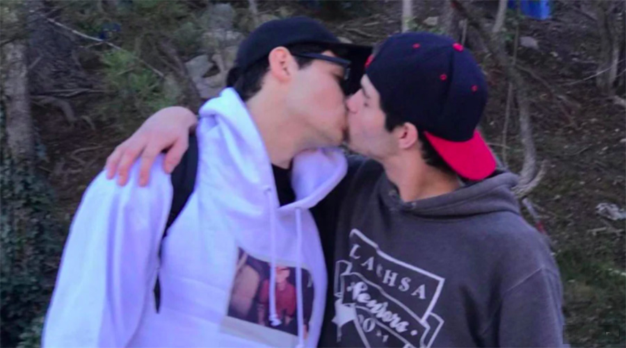 Noah Centineo beso gay amigo hot