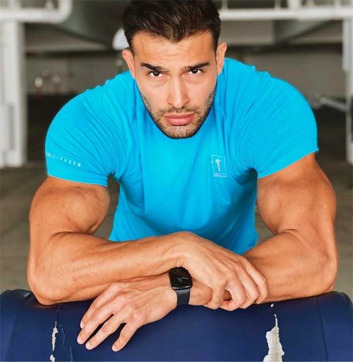 sam asghari joven atractivo