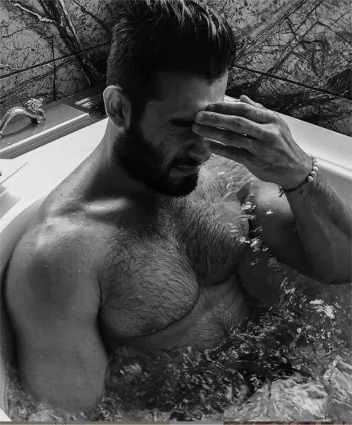 Sam Asghari tina baño