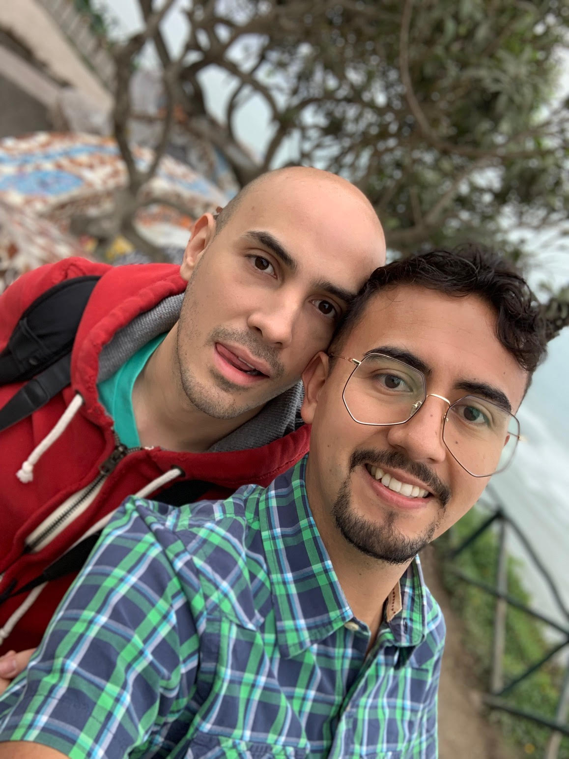 Rodrigo y Víctor son una pareja que tuvo una relación a distancia