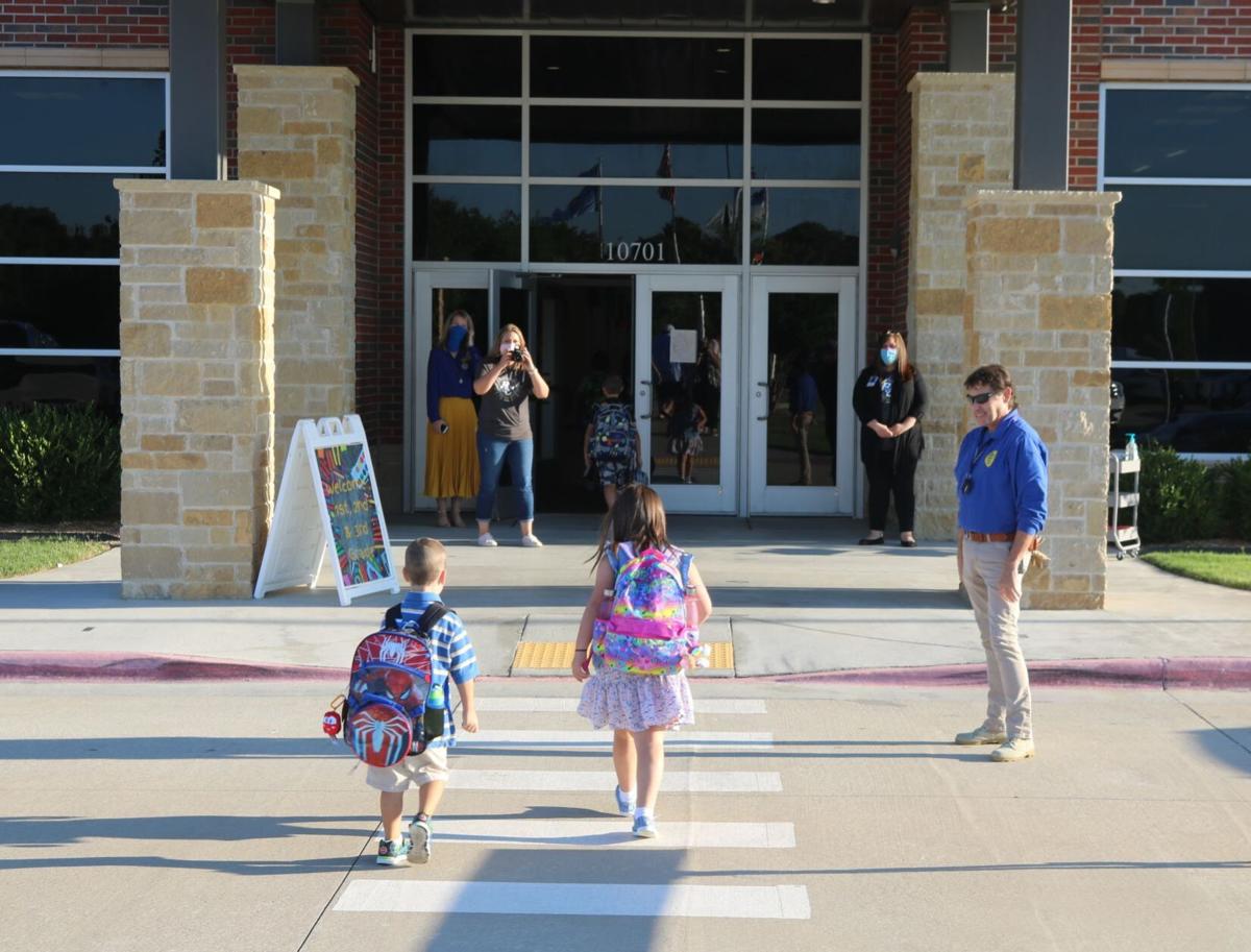 Escuela de la que expulsaron a niña por enamorarse de una compañera
