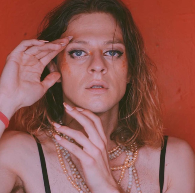 Santiago Felipe Gómez es uno de los famosos que rechazan el uso de etiquetas