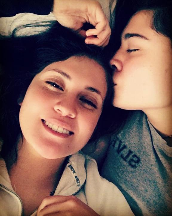 Mariel y Fer están unidas como en el mito del hilo rojo