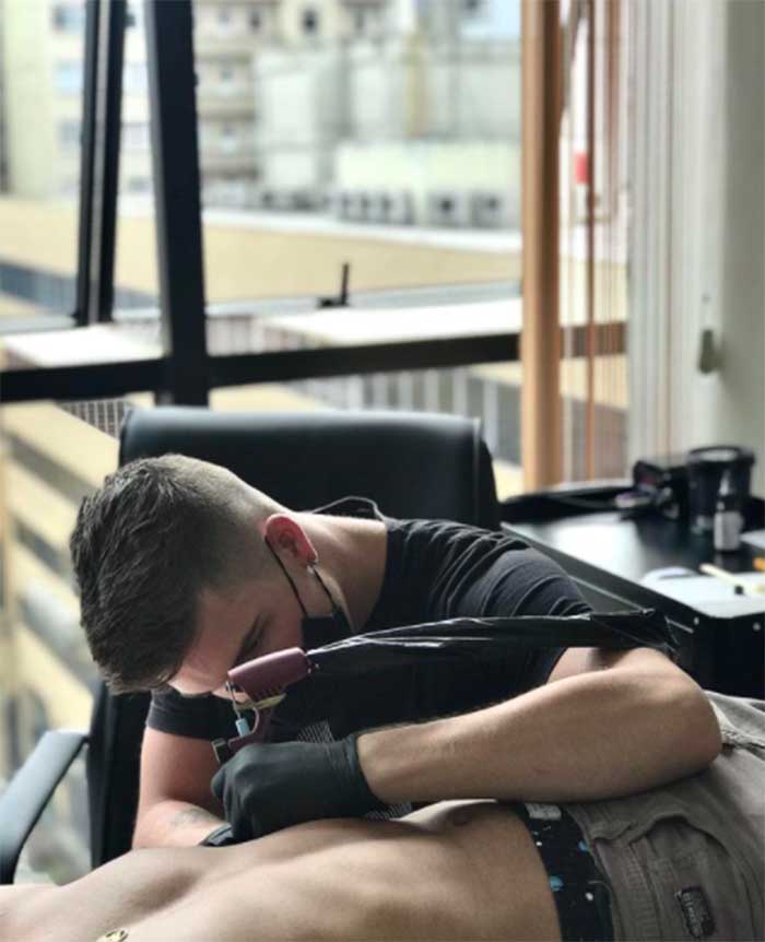 tatuador tatuaje pecho abdomen