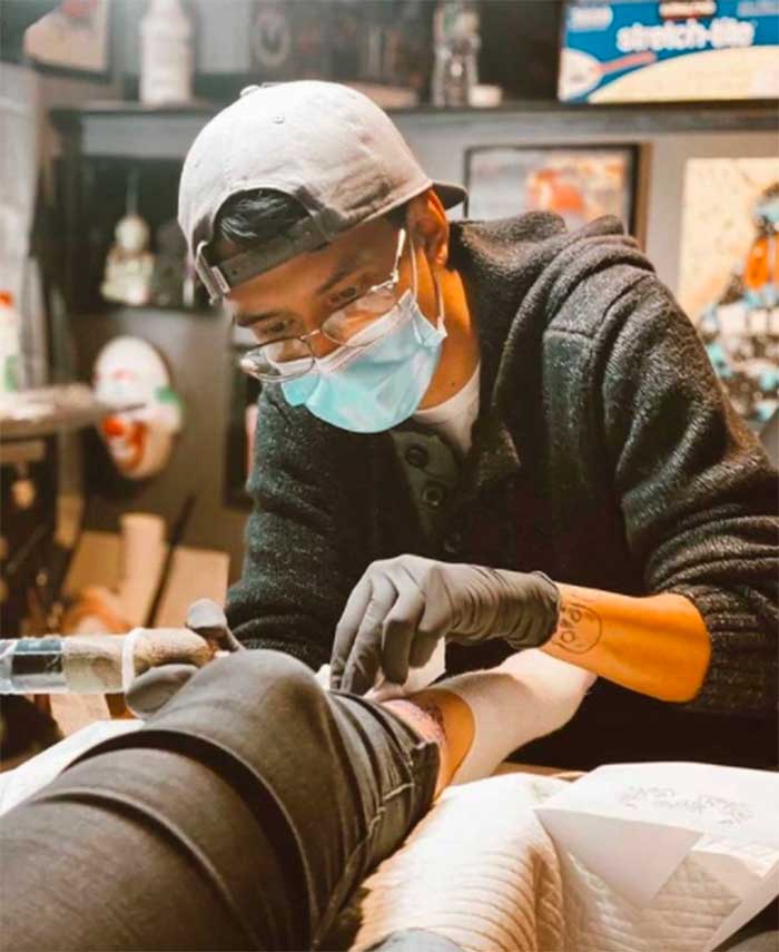 chico tatuando tatuaje pene