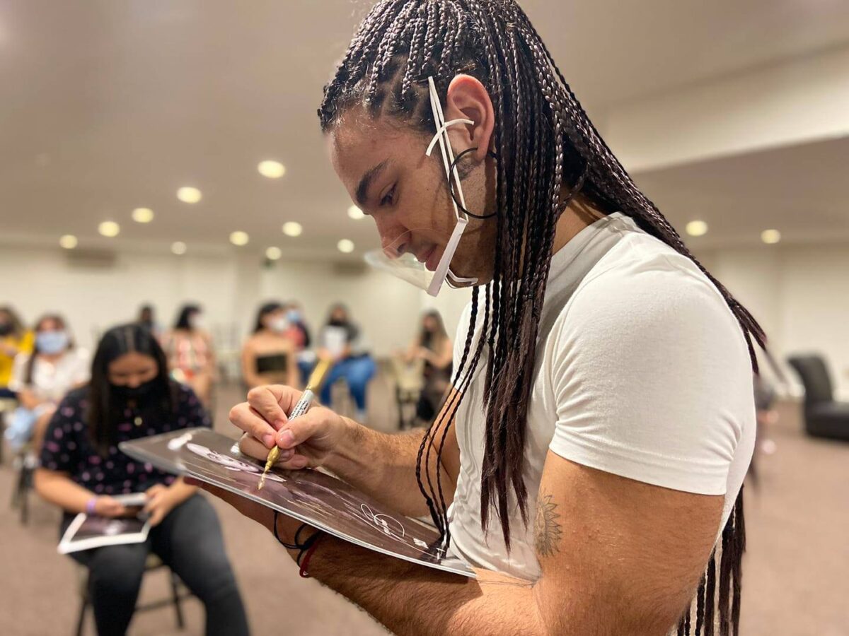 Joaquín Bondoni se identifica comor ser intergaláctico