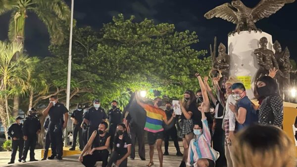 Policía reprime manifestación LGBT+ en Mérida