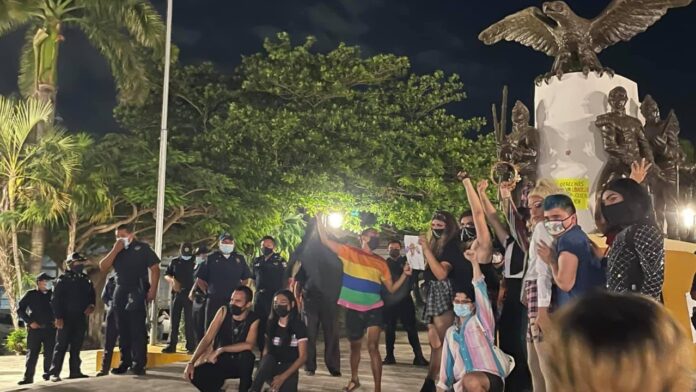 Policía reprime manifestación LGBT+ en Mérida