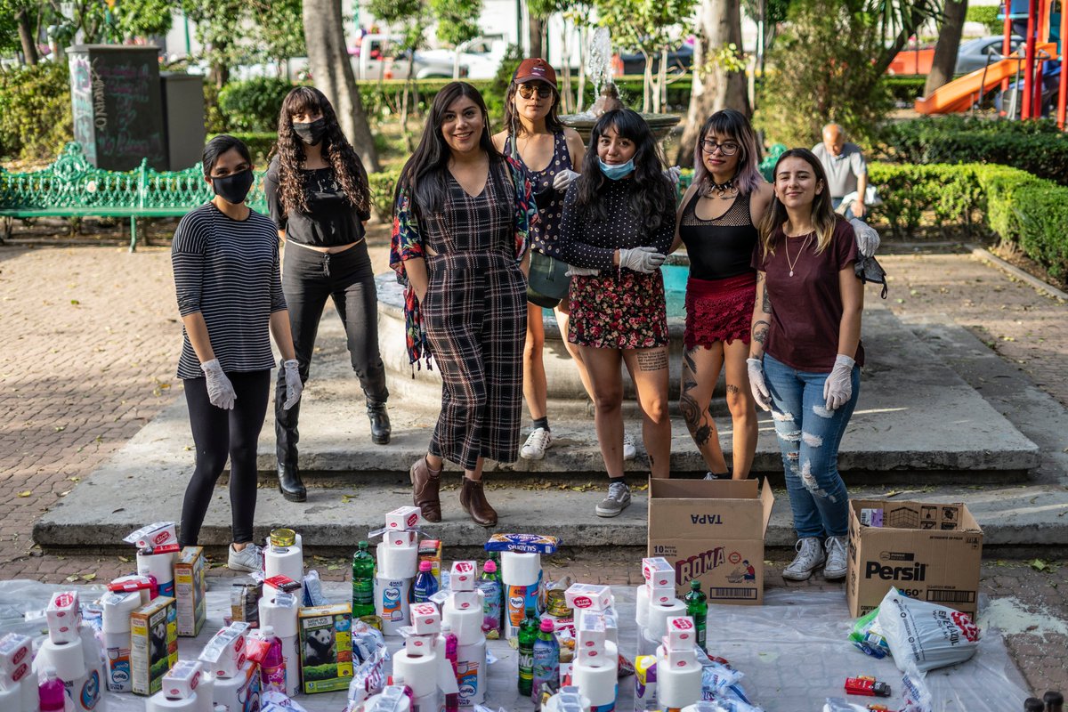 Natalia-Lane-activista-trans-haciendo-calle