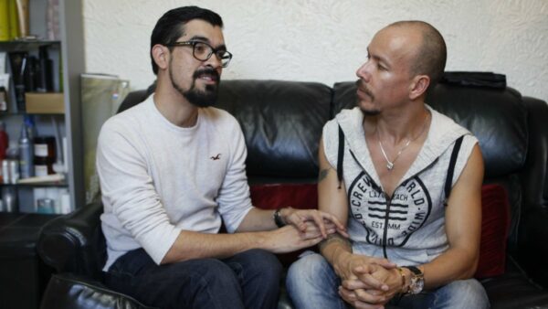 pareja gay gana amparo para adopción en Baja California