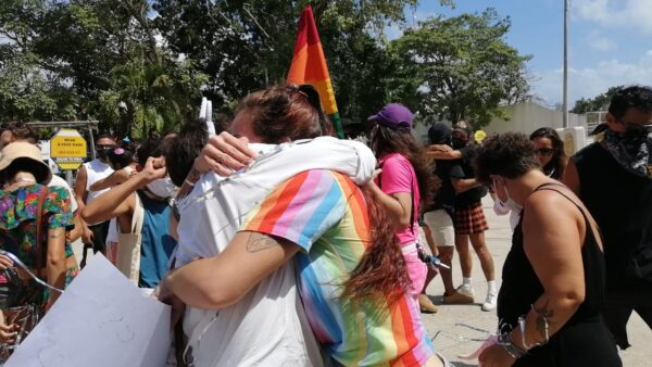 Manifestación de besos y abrazos LGBT+ en Tulum