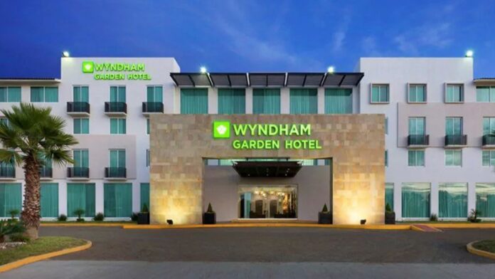 Hotel ejerce discriminación laboral hacia chico gay