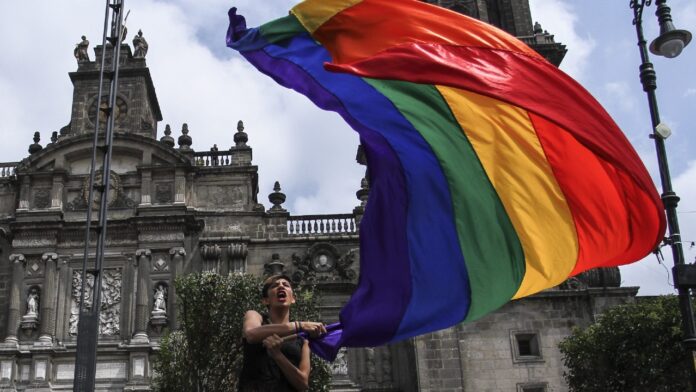 iglesias se oponen a reforma para prohibir la discriminación contra personas LGBT+