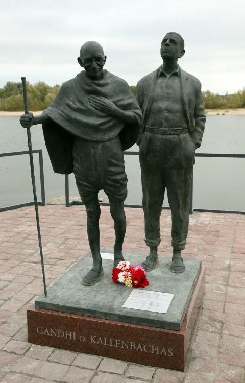 Estatua Mahatma Gandhi y Herman Kallenbach
