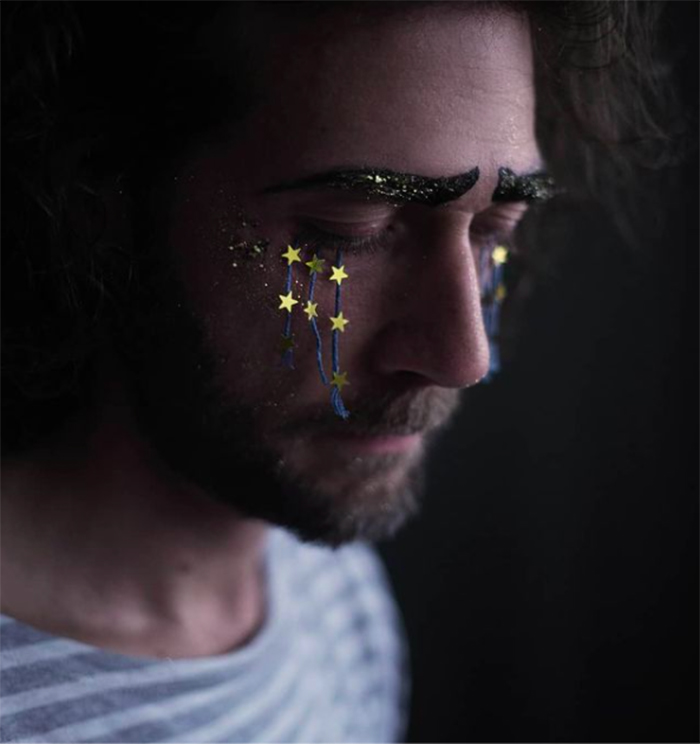 hombre triste niñera pareja