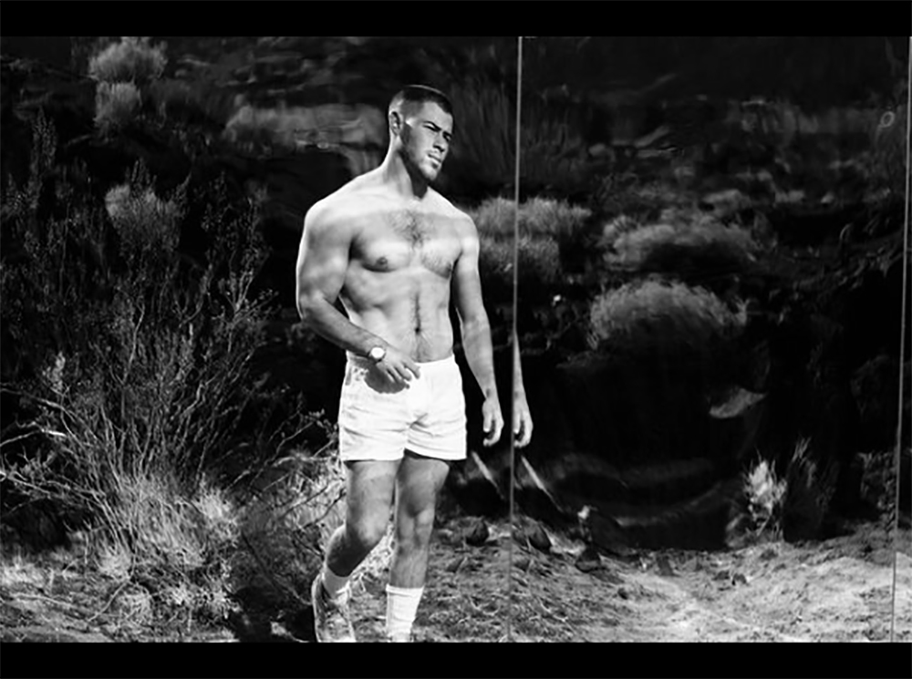 Nick Jonas video Spaceman sin camisa
