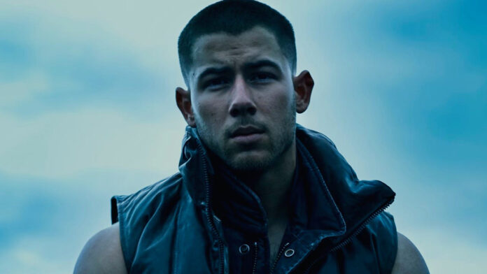 Nick Jonas video Spaceman sin camisa