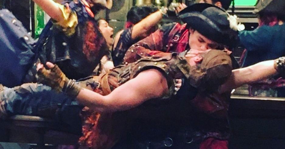 beso piratas gays