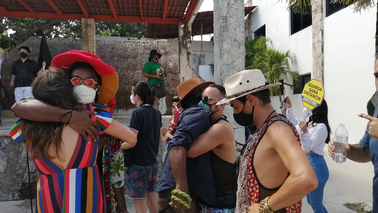 Abrazos y besos LGBT+