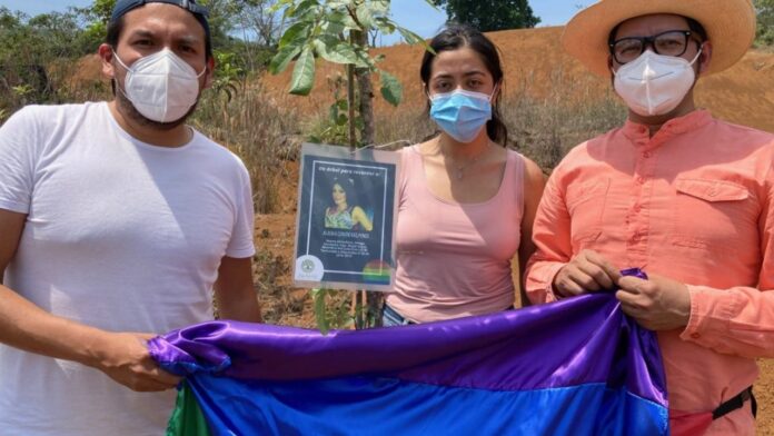 Siembran árboles en honor a personas LGBT+ en el programa Toda vida vale