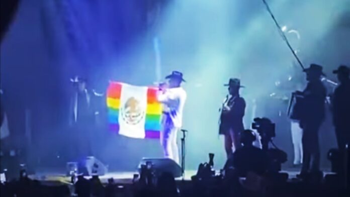 Grupo firme muestra bandera de México con colores LGBT+
