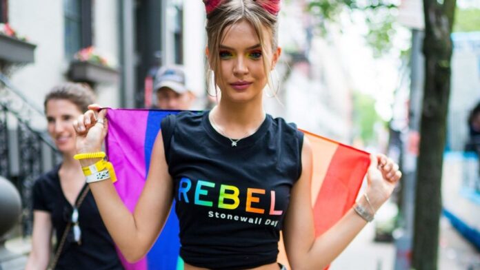 Josephine Skriver modelo con mamá lesbiana y papá gay