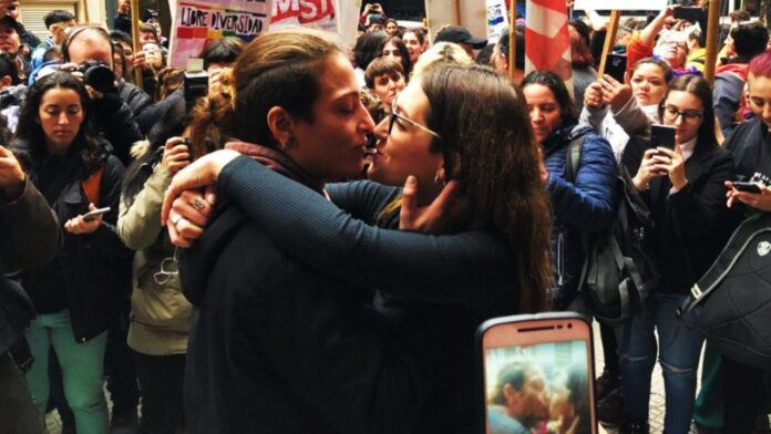 Mariana Gómez lesbiana detenida por beso a su esposa