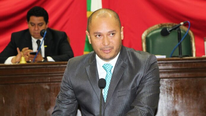 Roberto Carlo Yáñez Moreno se hace parsar por LGBT+ para ser candidato