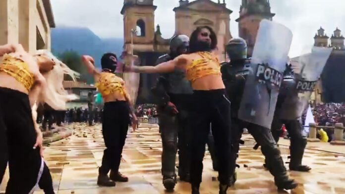 Vogue-policías-paro-nacional-colombia Piisciiss, Neni Nova y Axid bailan vogue en paro nacional de Colombia