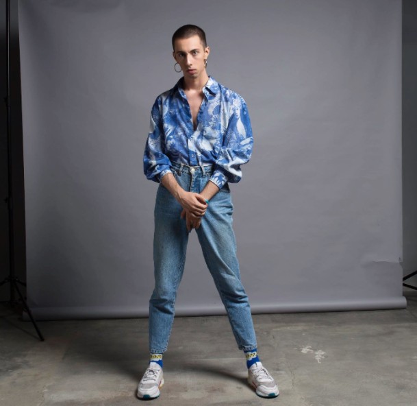 hugaceo crujiente hombre