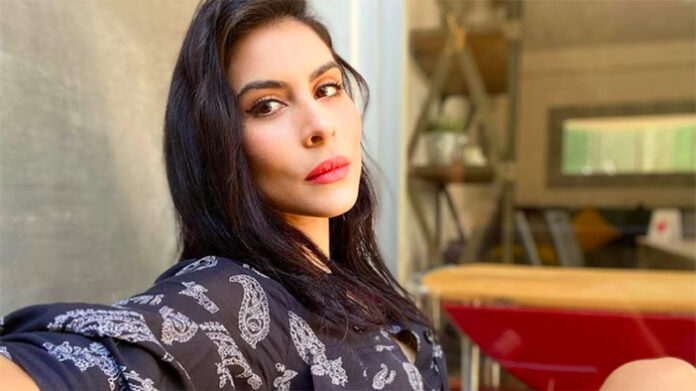 María leon cantante actriz beso mujer