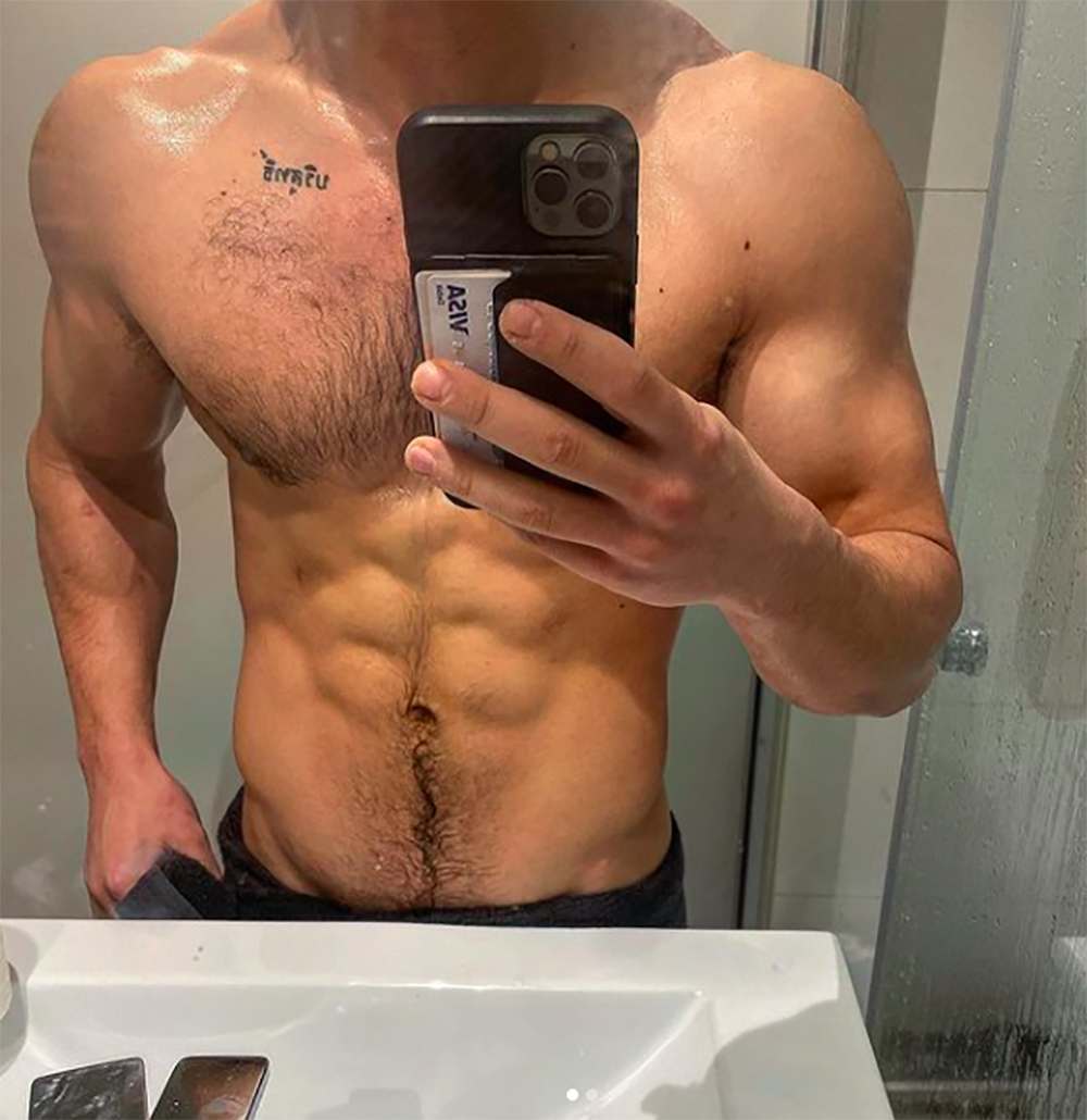 Miguel Herrán sin camisa