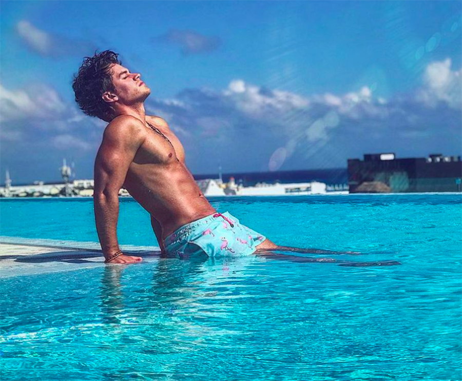 Polo actor gay mar azul