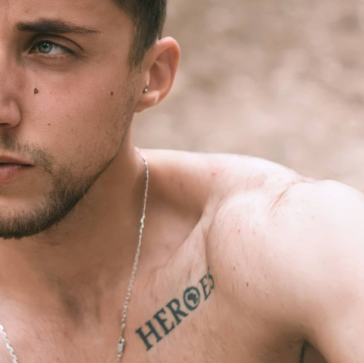 Allan segura tatuaje chico trans