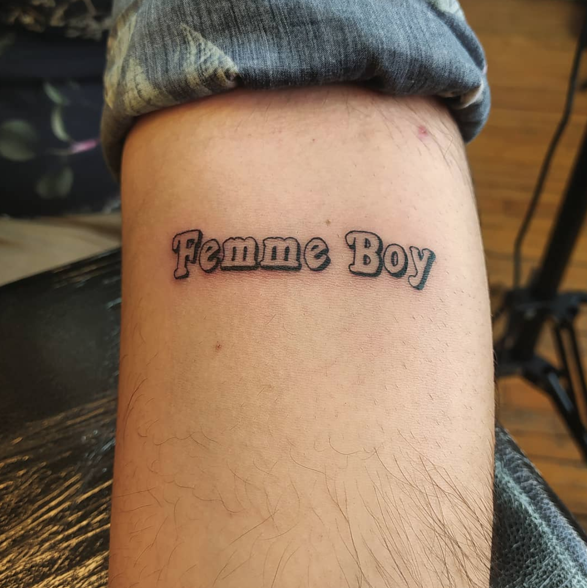 femme boy caligrafía tatuaje