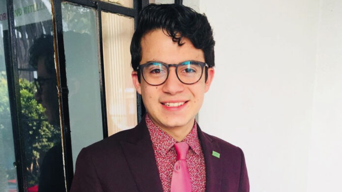 Él es Juan Loya, joven LGBT+ al que desalojan