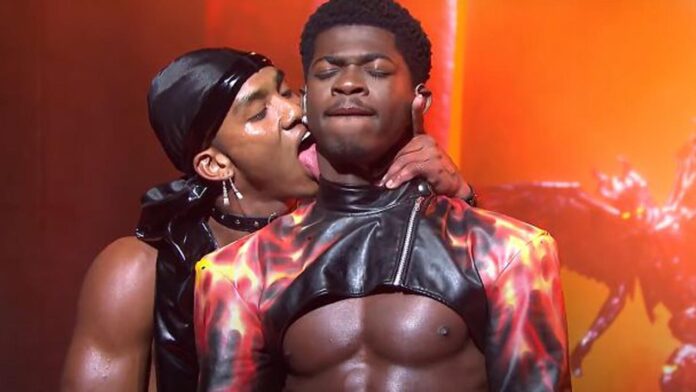 Lil Nas X accidente pantalón SNL