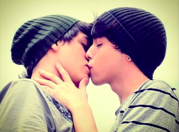 beso gay adolescentes regreso clases