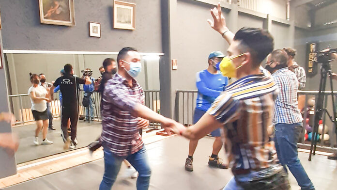 clases-salsa-queer-bailando